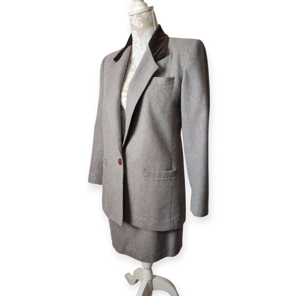 Vintage Sasson, Paris, New York, Taupe/Brown Wool-blend Career Skirt Suit Sz. 6P